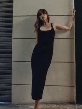 ZARA BLOGGER FAVORITE— SOLD OUT —- NWT- Timeless Slim Silhouette